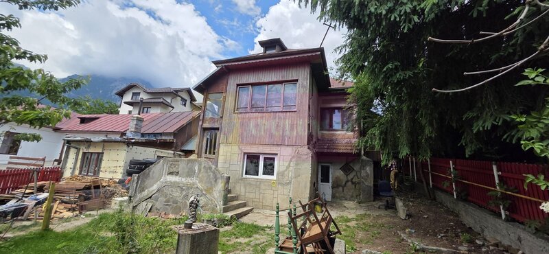 Casa batraneasca cu teren de vanzare in Busteni