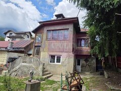 Casa batraneasca cu teren de vanzare in Busteni